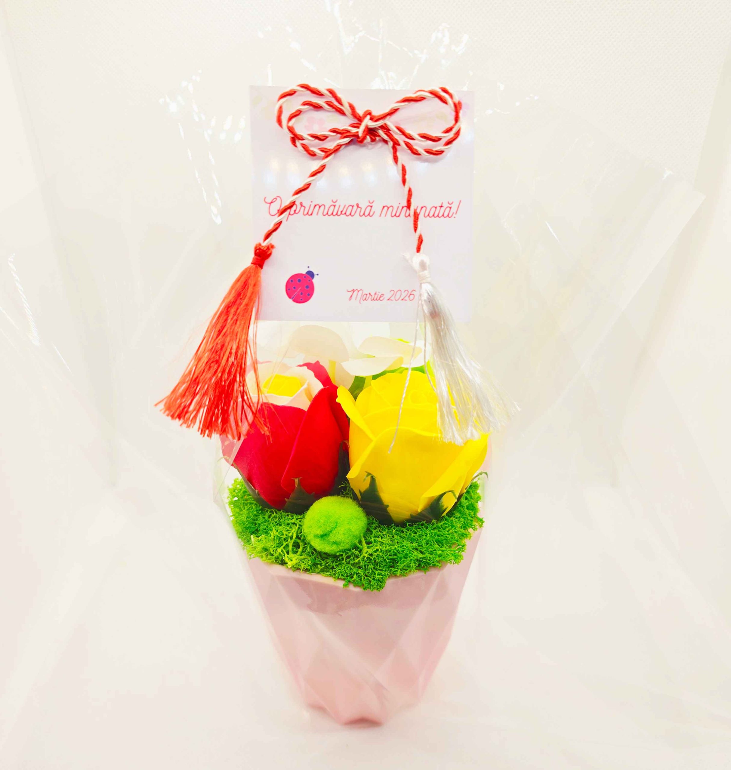 cadou de 8 martie aranjament trandafiri